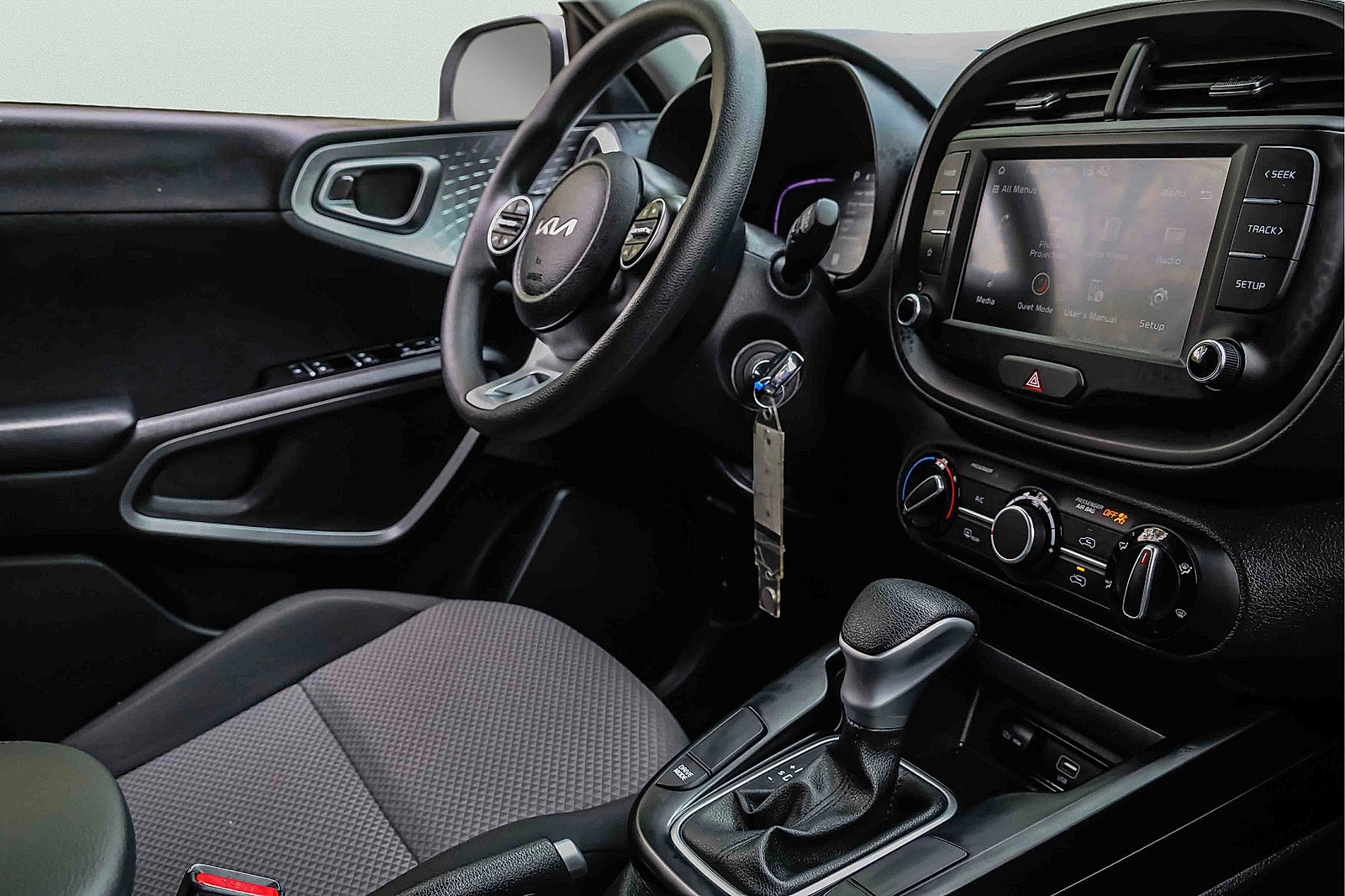Certified 2025 Kia Soul LX w/ LX Technology Package FWD image 23