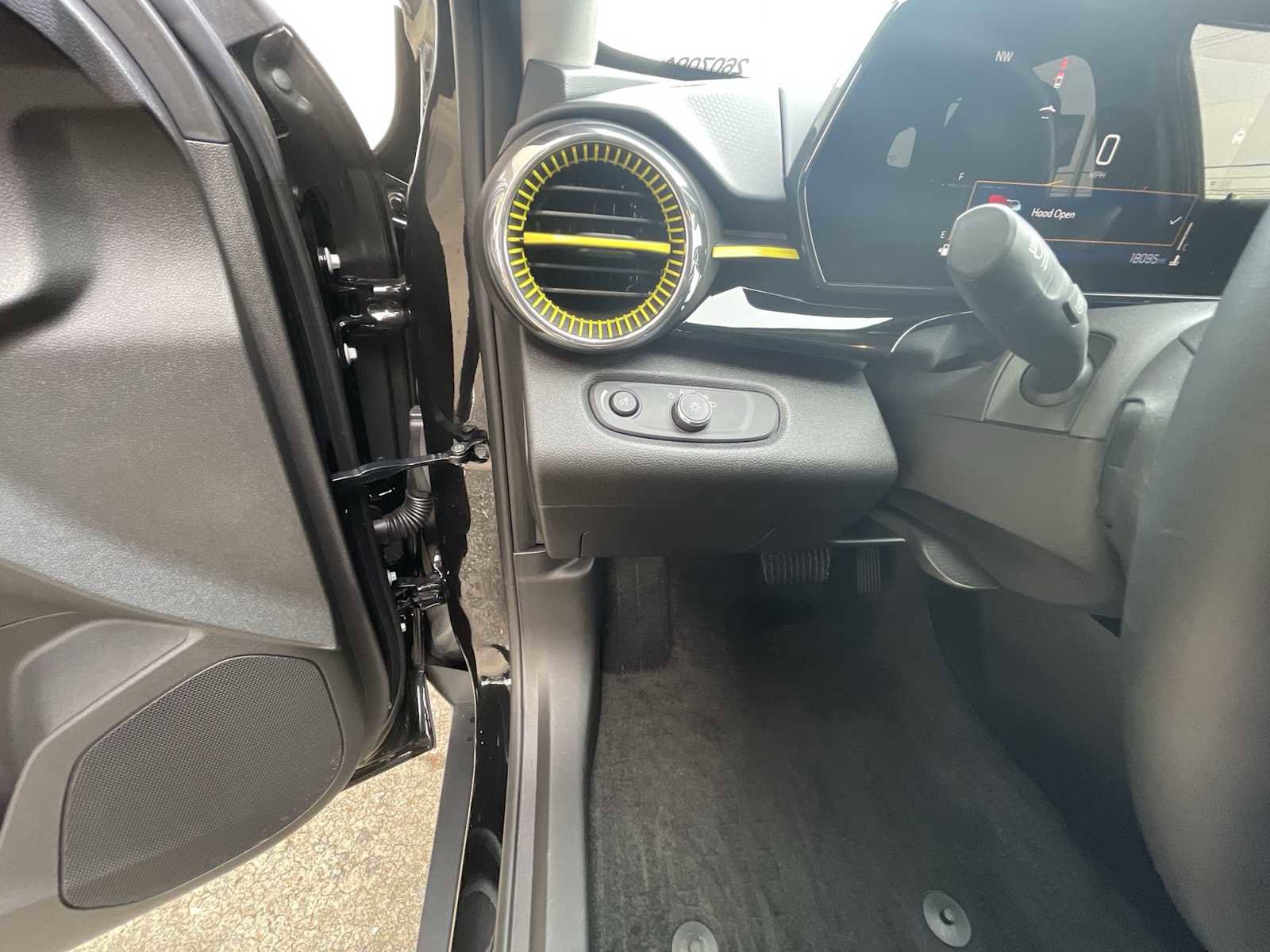 Used 2025 Chevrolet Trax ACTIV w/ Driver Confidence Package image 17