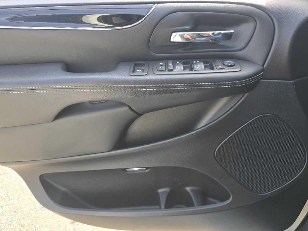 Used 2017 Dodge Grand Caravan SE FWD image 21
