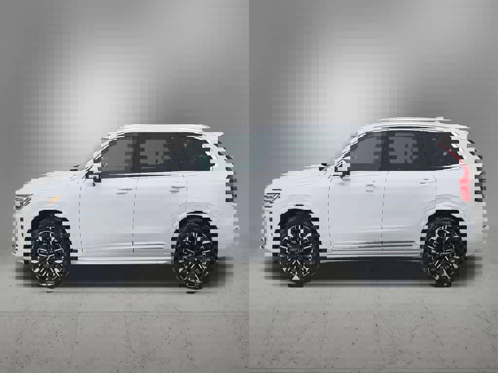 Used 2025 Volvo XC90 B5 Plus w/ Protection Package Premier image 3