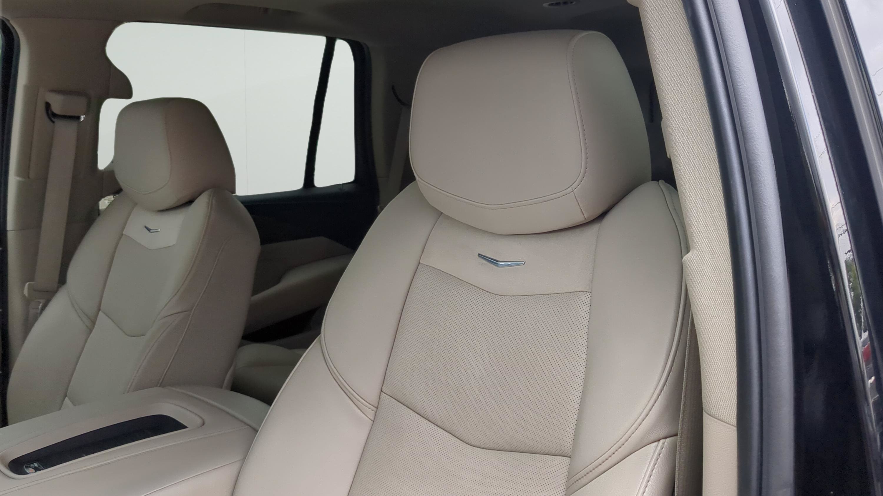 Used 2019 Cadillac Escalade Premium Luxury AWD/4WD image 9