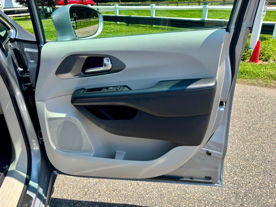 Used 2020 Chrysler Pacifica Touring-L Plus FWD image 10