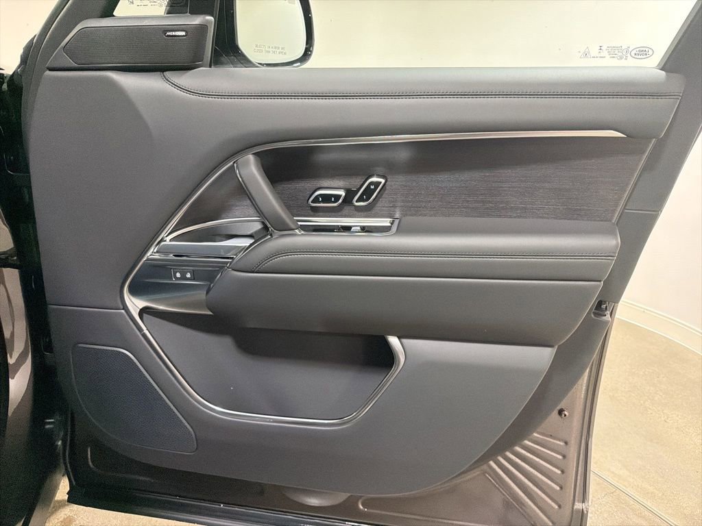 New 2026 Land Rover Range Rover Long Wheelbase SE AWD/4WD image 23