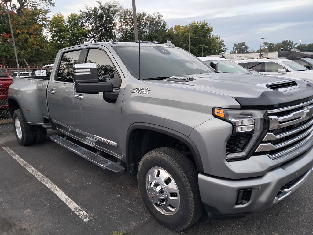 Used 2025 Chevrolet Silverado 3500 High Country w/ High Country Premium Package AWD/4WD image 6