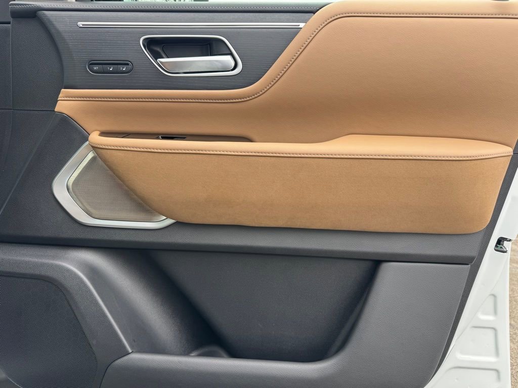 Used 2025 INFINITI QX80 Sensory image 27