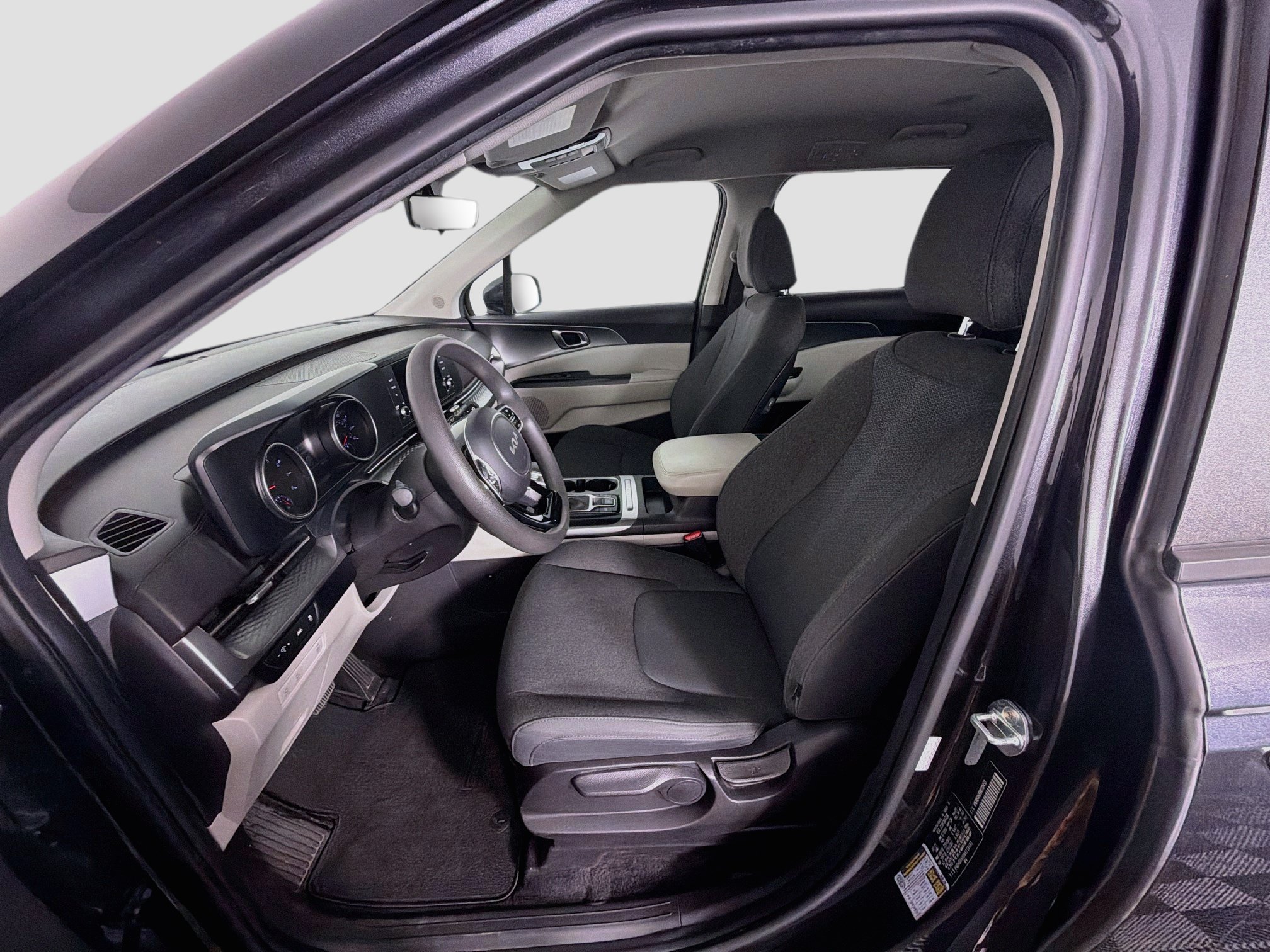 Used 2022 Kia Carnival LX FWD image 13