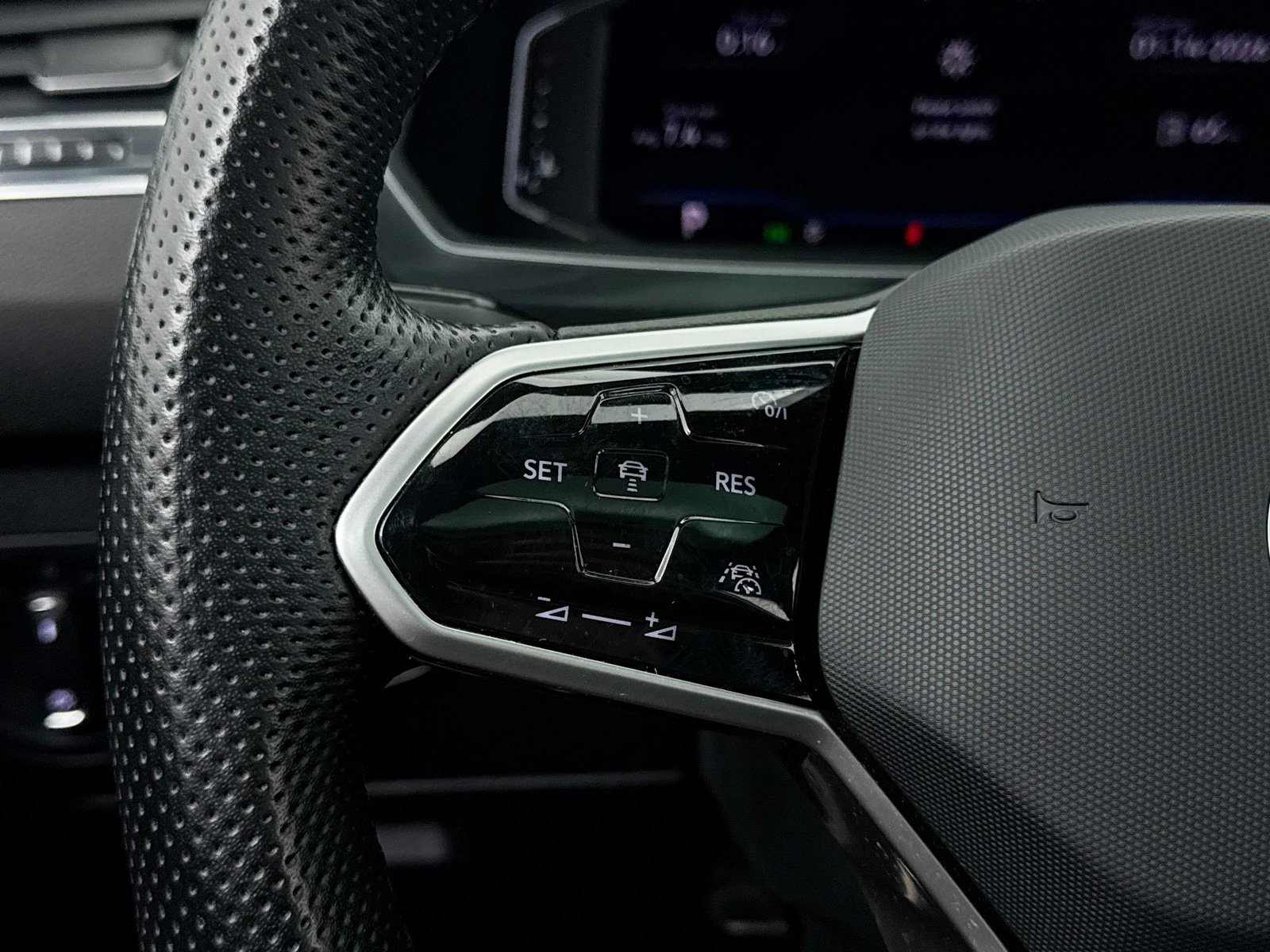 Used 2022 Volkswagen Tiguan SEL R-Line image 23