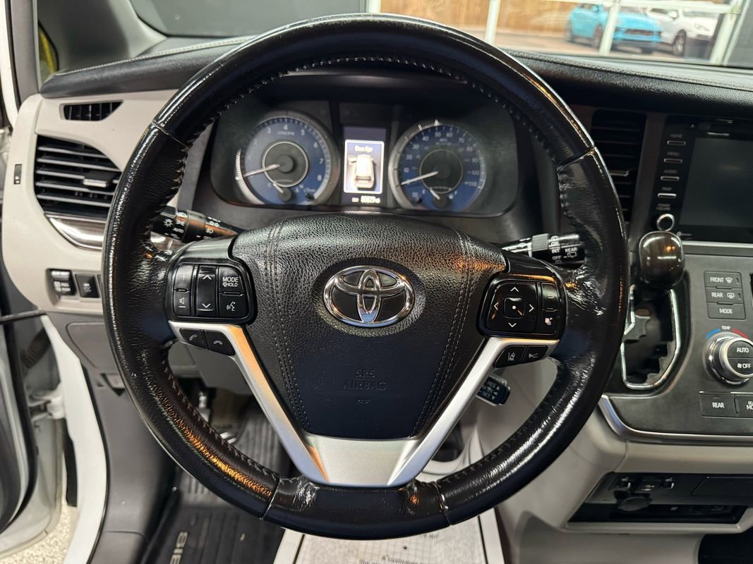 Used 2018 Toyota Sienna XLE Premium AWD/4WD image 22