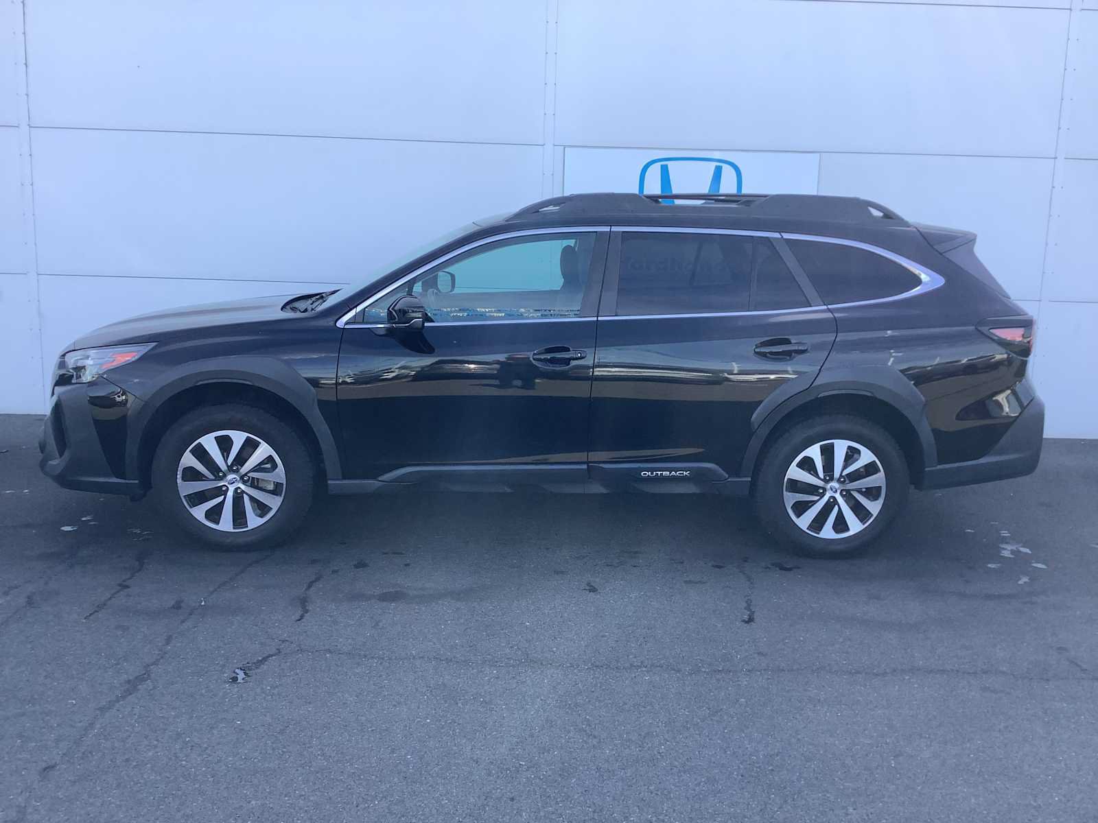 Used 2023 Subaru Outback Premium AWD/4WD image 3