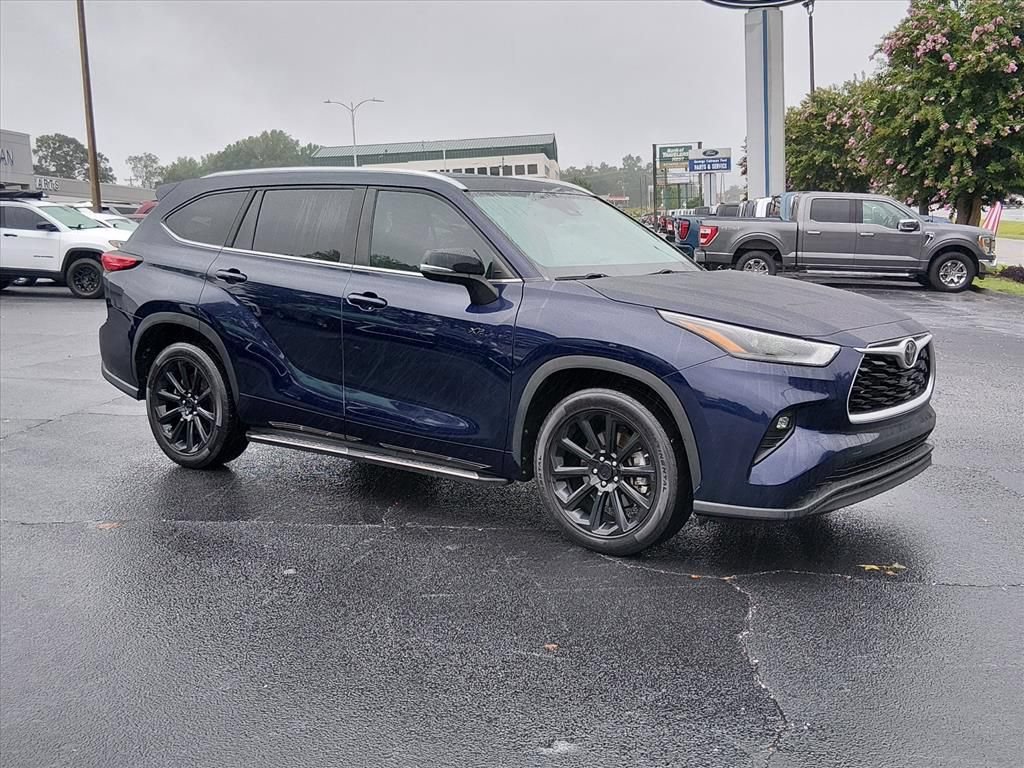 Used 2023 Toyota Highlander XLE FWD video 2