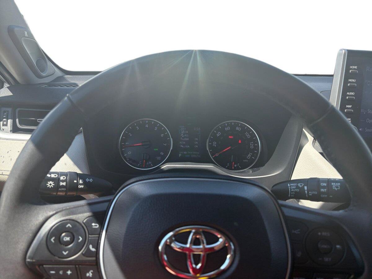 Used 2022 Toyota RAV4 XLE Premium AWD/4WD image 16