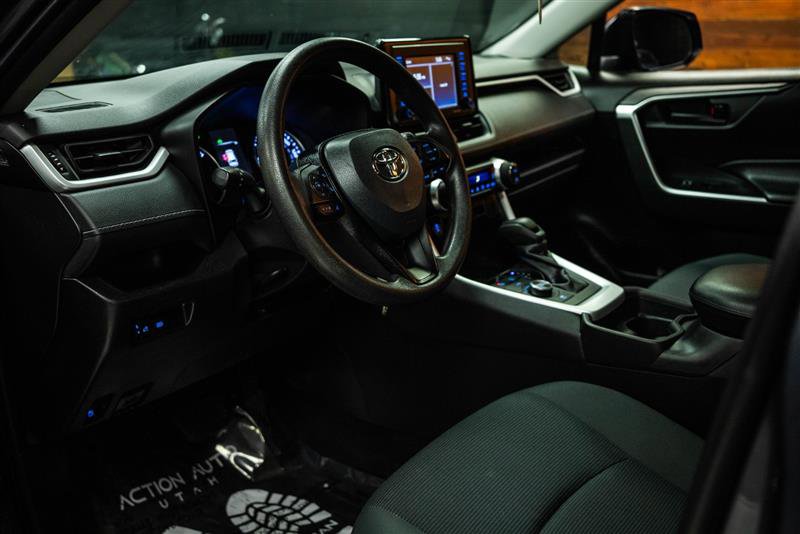 Used 2021 Toyota RAV4 LE image 8