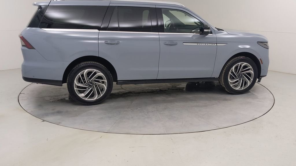 Used 2025 Lincoln Navigator Reserve image 15