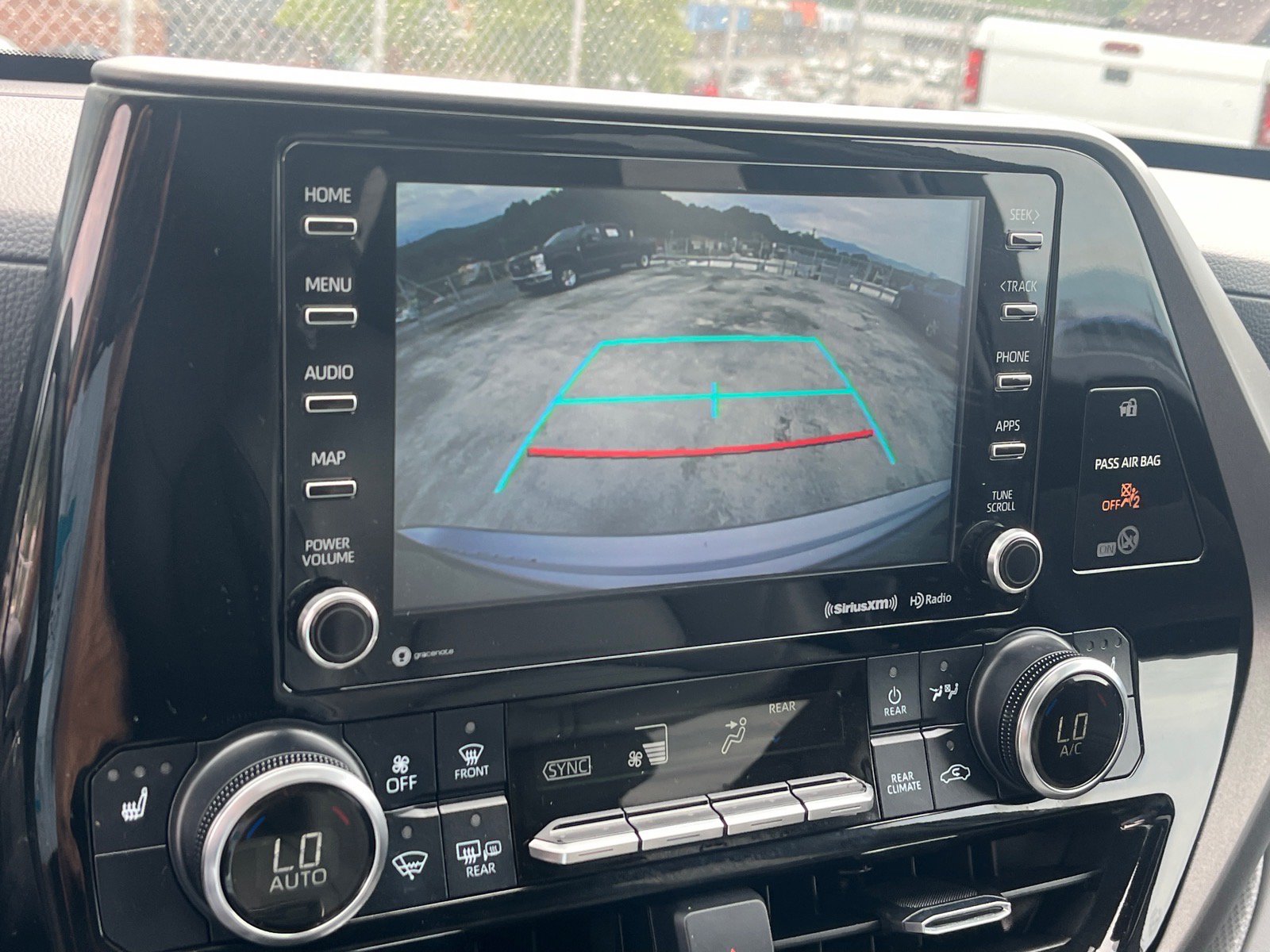Used 2022 Toyota Highlander XLE AWD/4WD image 10