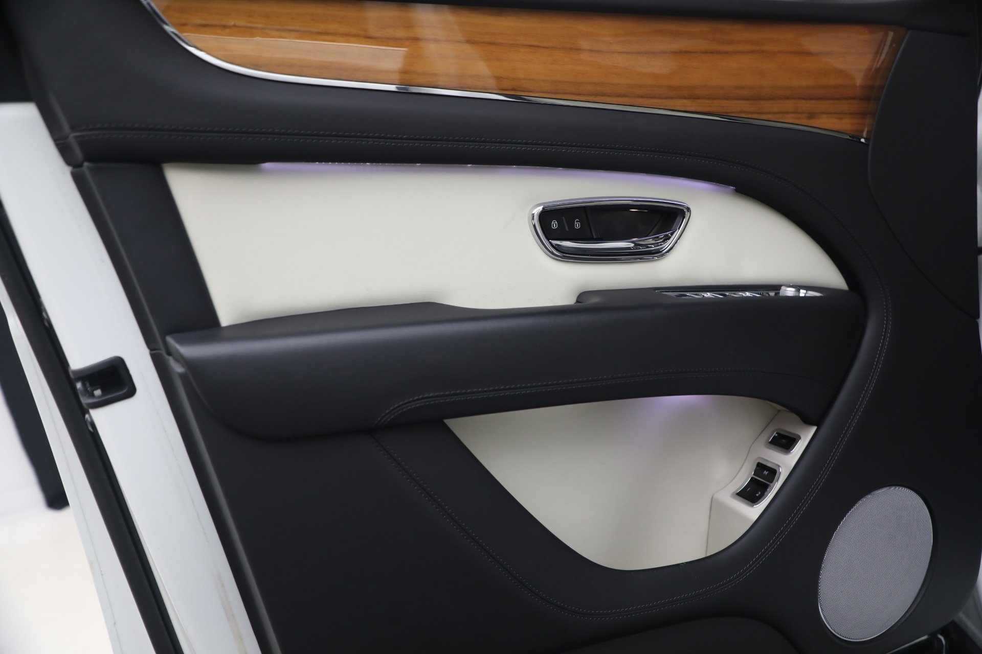 Used 2023 Bentley Bentayga image 18