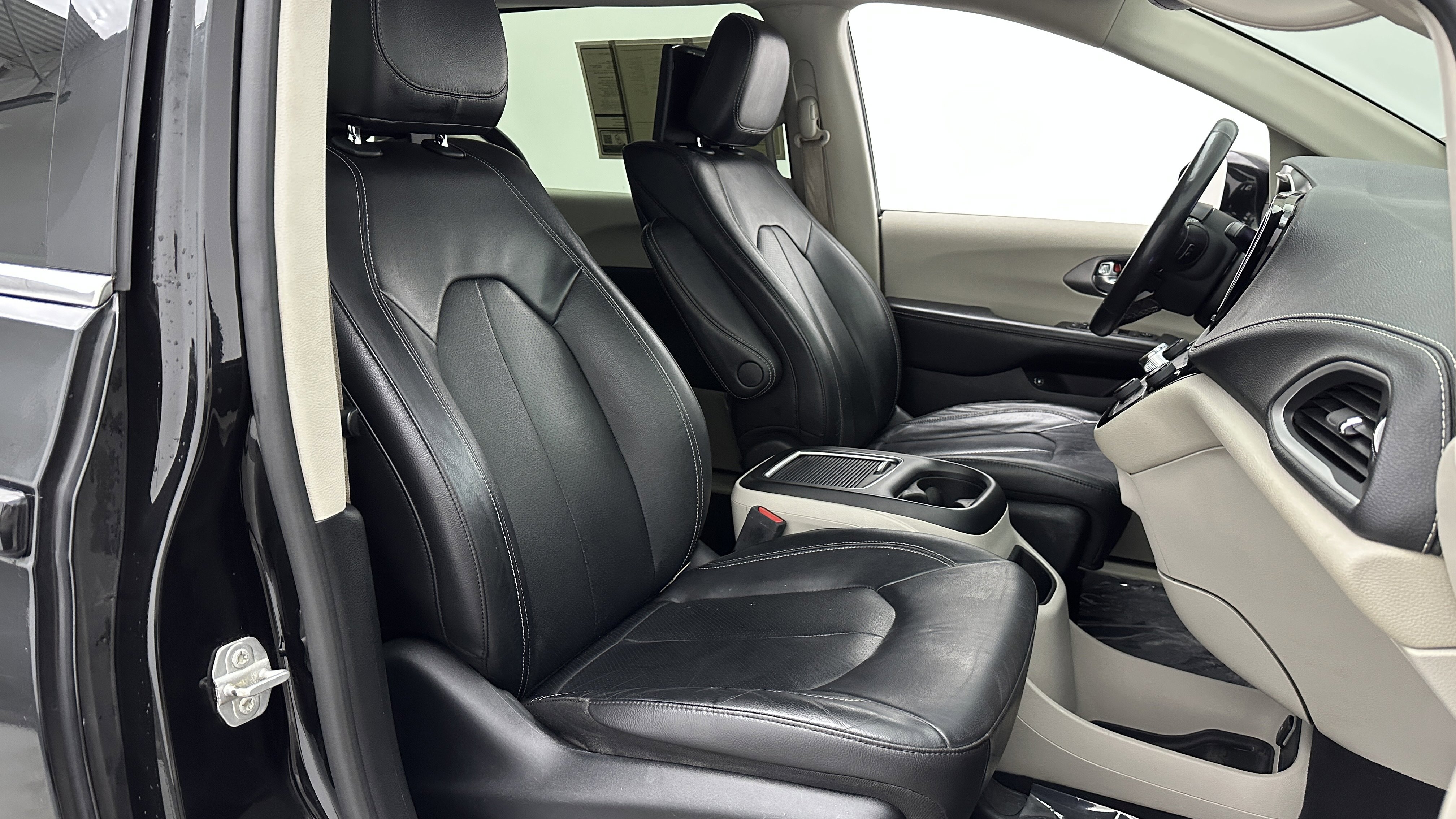 Used 2022 Chrysler Pacifica Touring-L w/ Uconnect Theater Family Group image 38