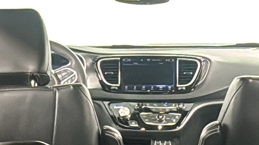 Used 2025 Chrysler Pacifica Select image 19