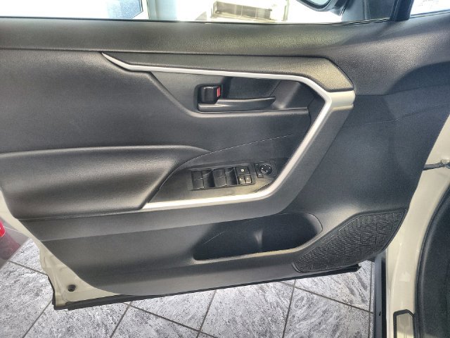 Used 2022 Toyota RAV4 LE AWD/4WD image 13