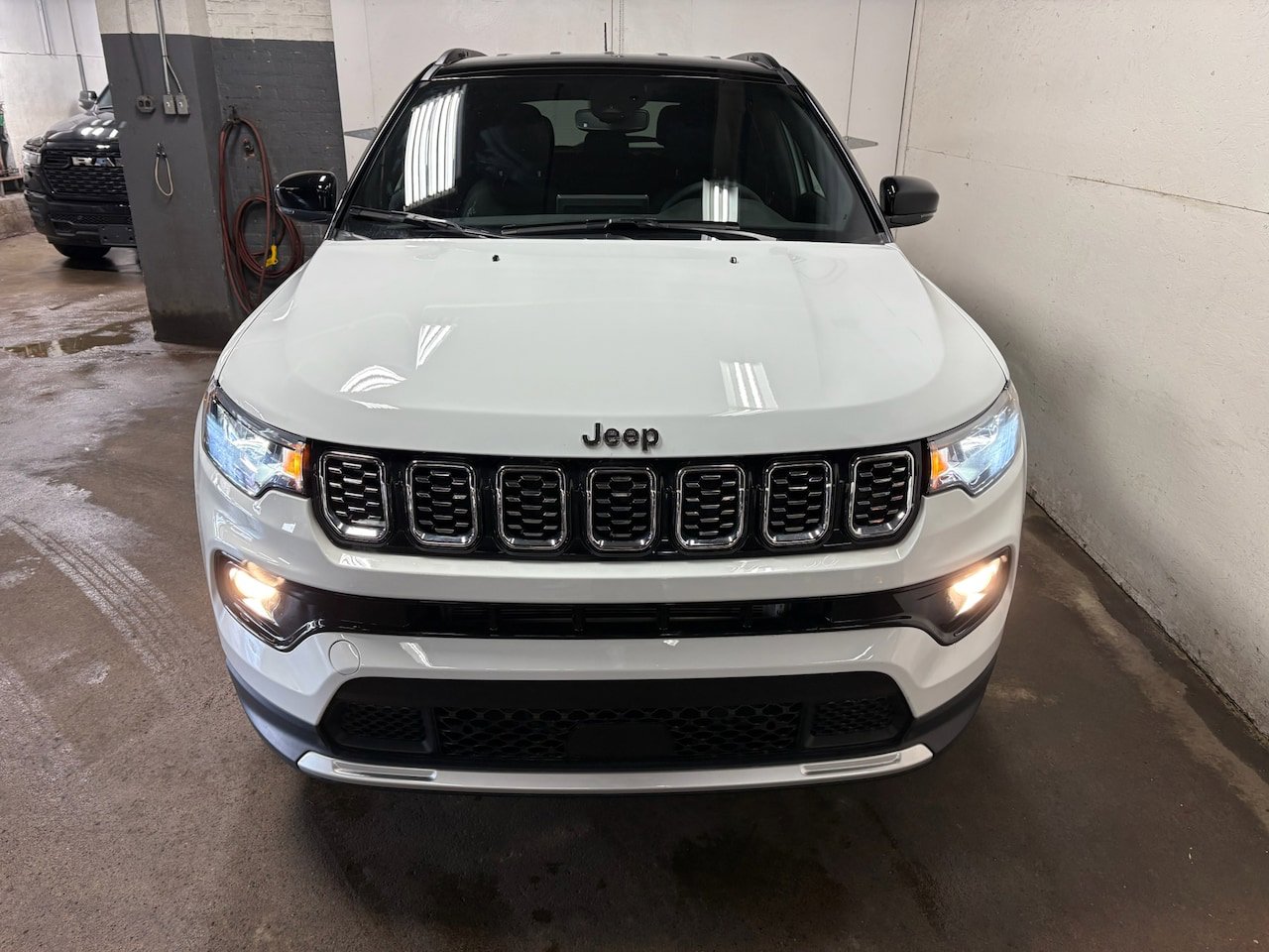 Used 2025 Jeep Compass Limited image 5