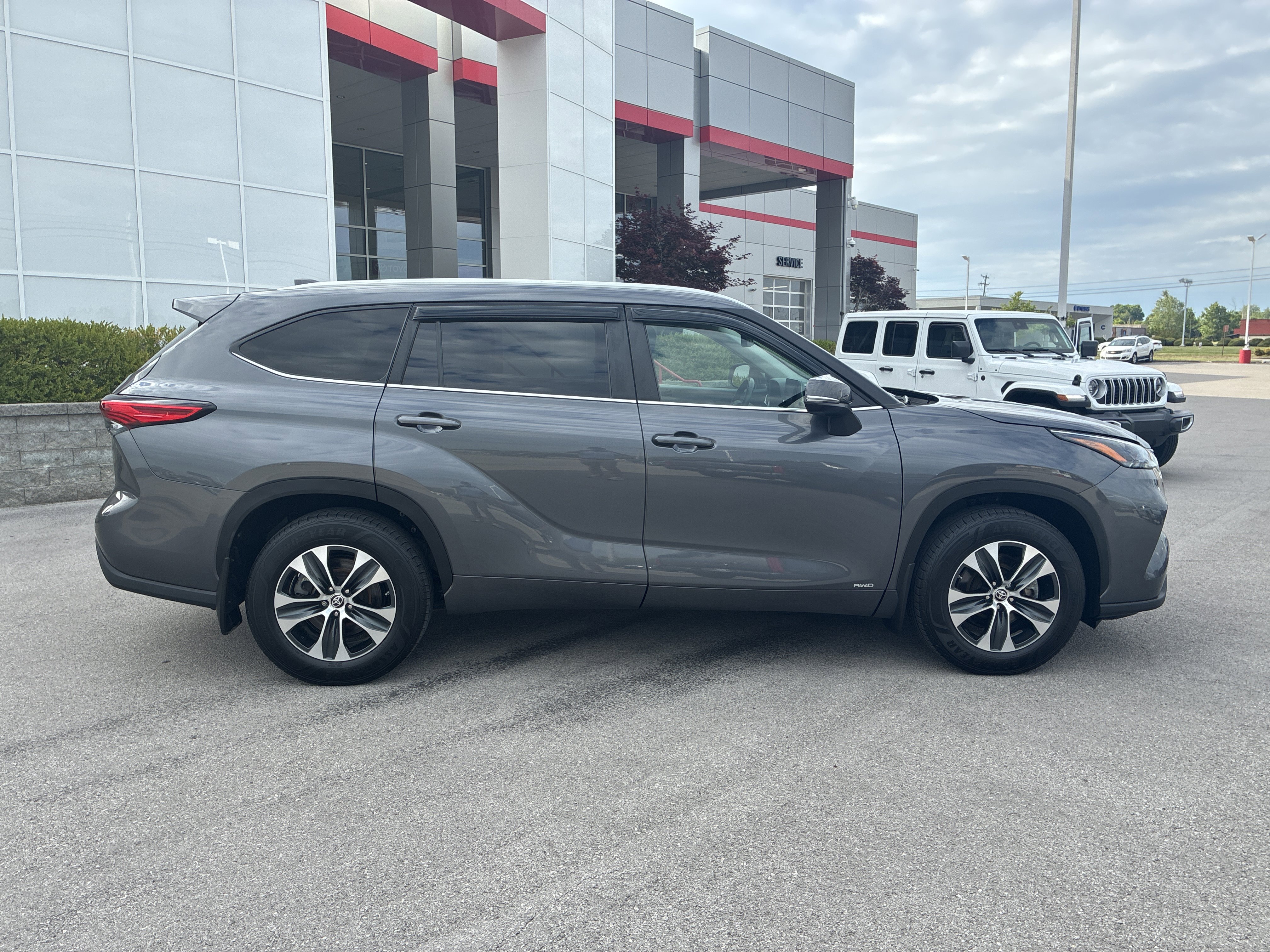 Used 2023 Toyota Highlander XLE AWD/4WD image 11