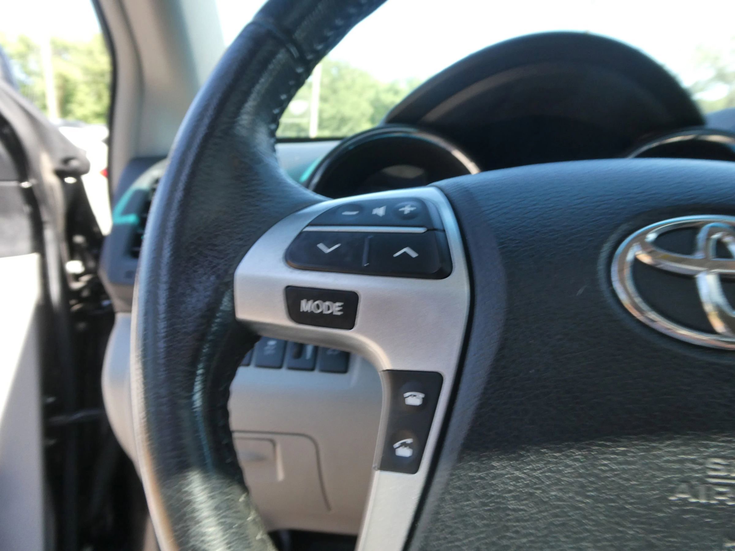 Used 2012 Toyota Highlander Limited w/ Tow Pkg FWD image 18