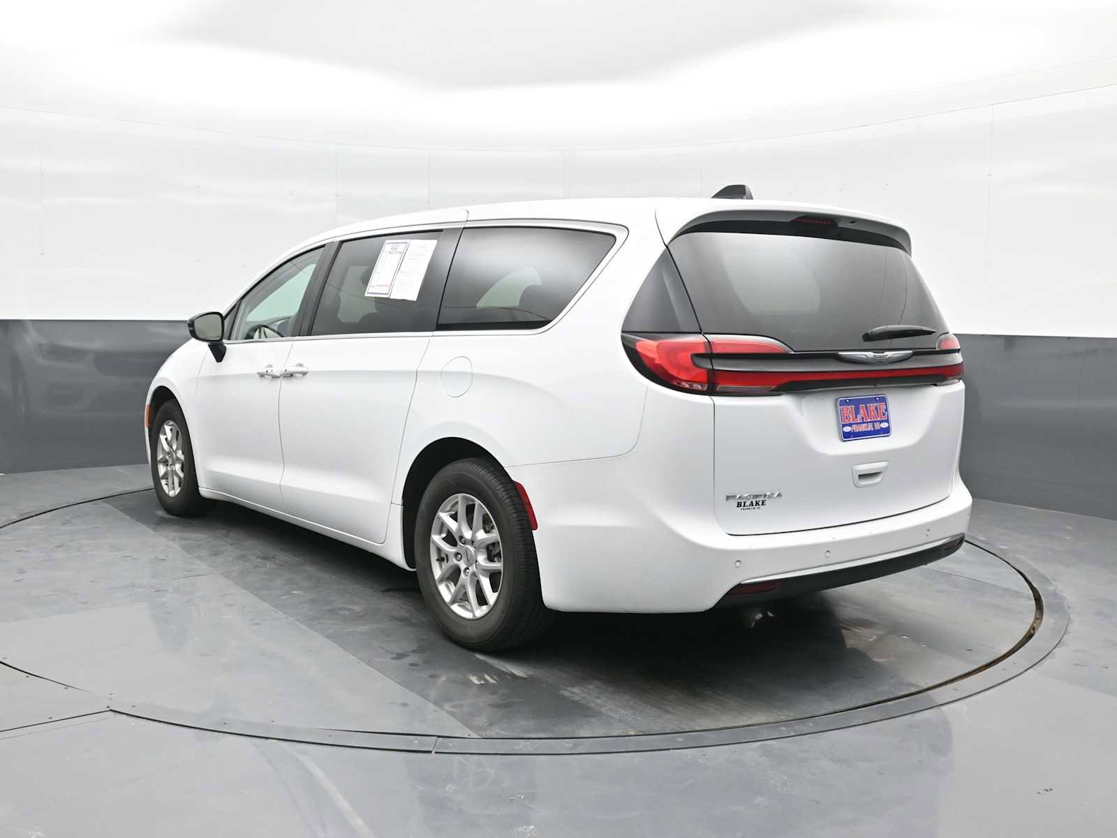 Used 2024 Chrysler Pacifica Touring-L image 6