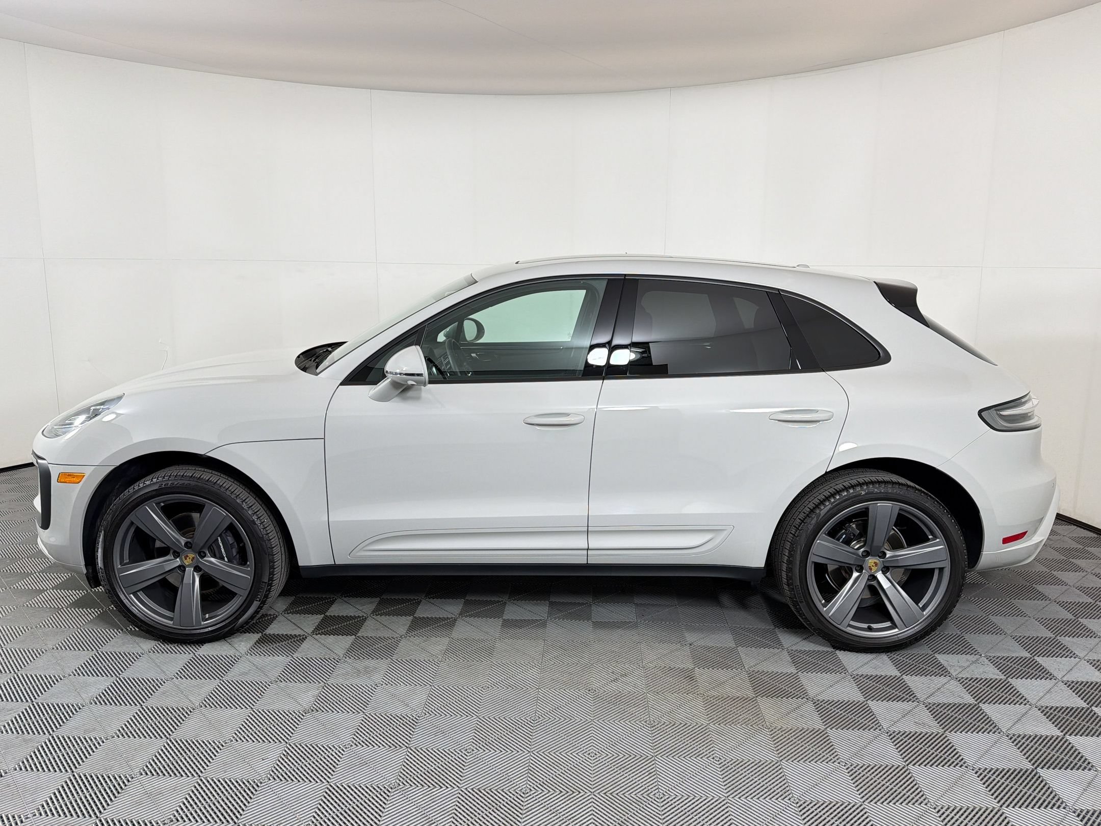 Certified 2025 Porsche Macan AWD/4WD image 2