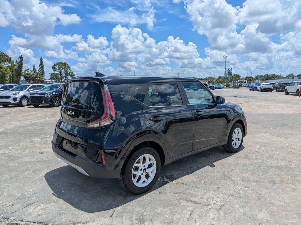 Certified 2025 Kia Soul LX w/ LX Technology Package FWD image 8
