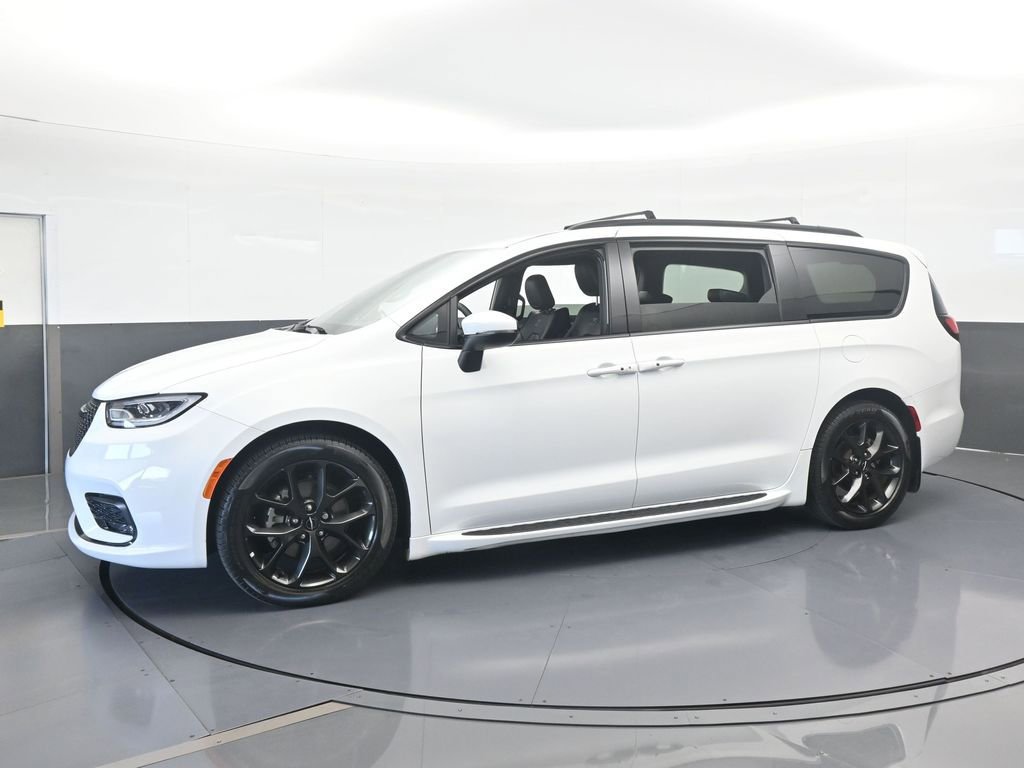 Used 2023 Chrysler Pacifica Touring-L w/ S Appearance Package image 2