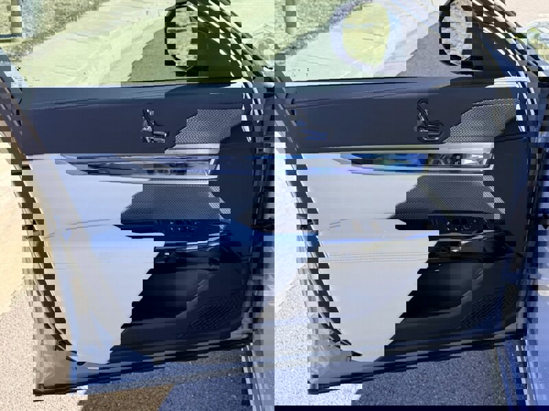 Used 2025 BMW 760i xDrive image 10