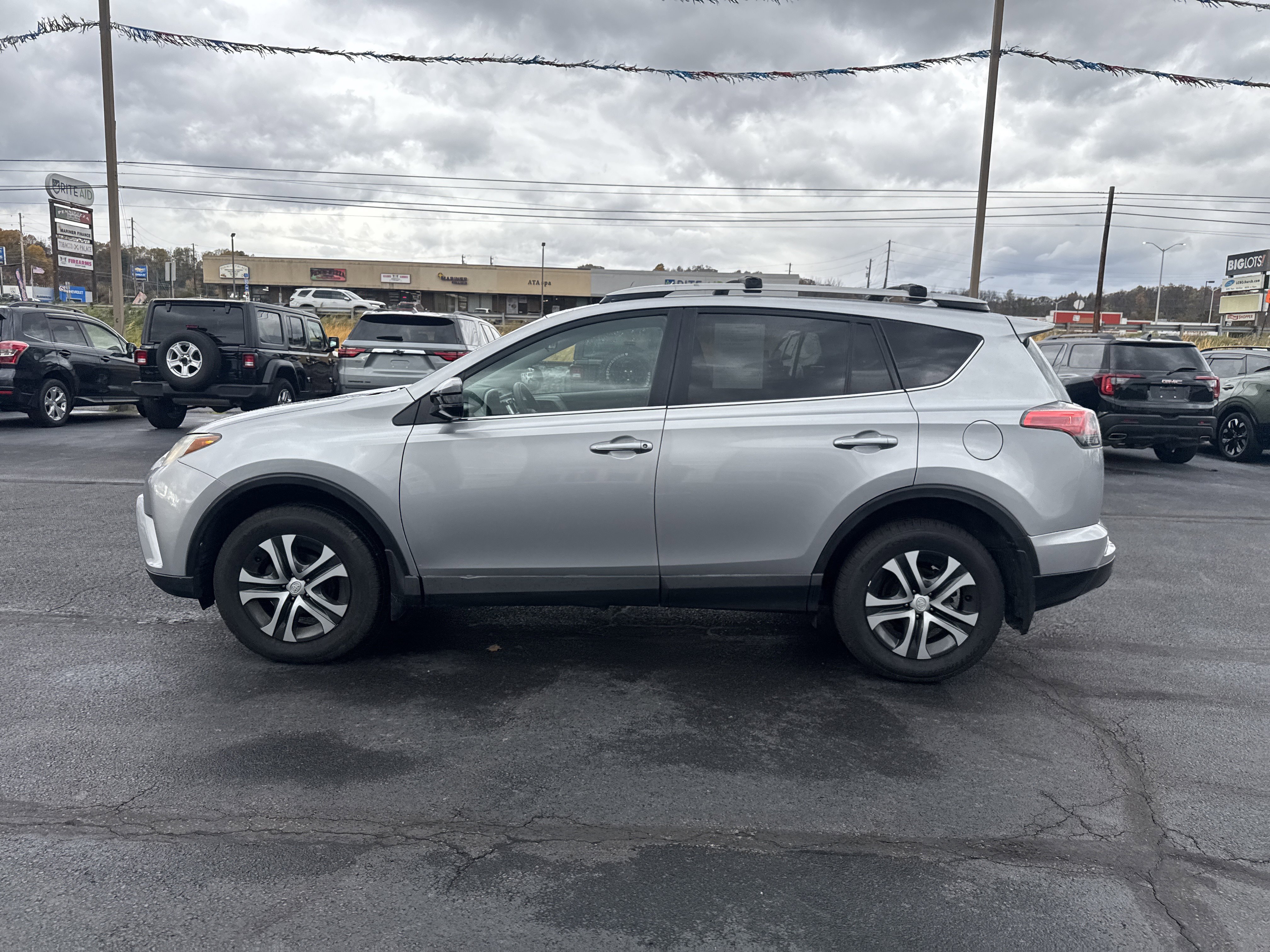 Used 2017 Toyota RAV4 LE image 7