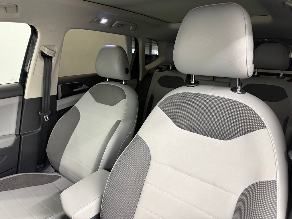Used 2022 Volkswagen Taos SE w/ Panoramic Sunroof Package image 22