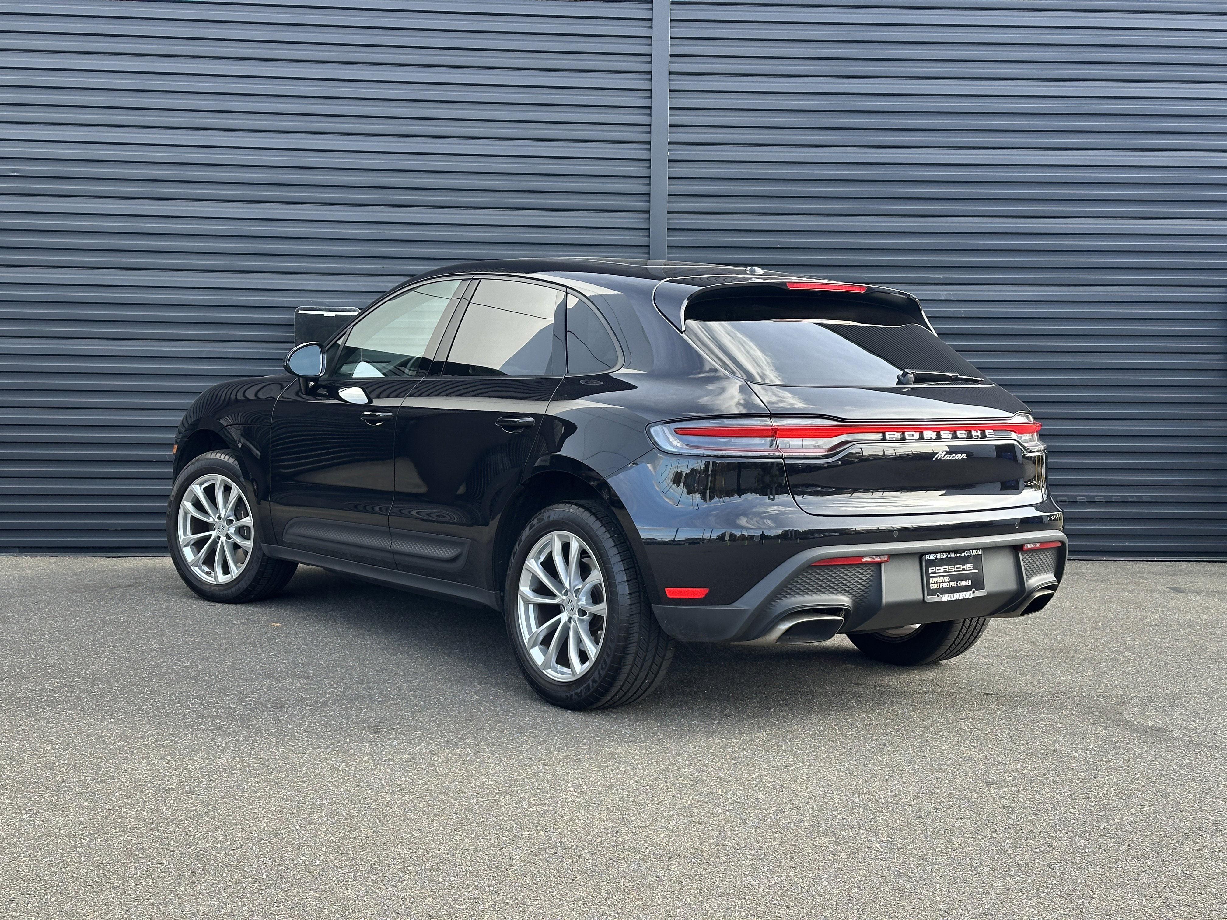 Certified 2023 Porsche Macan image 3