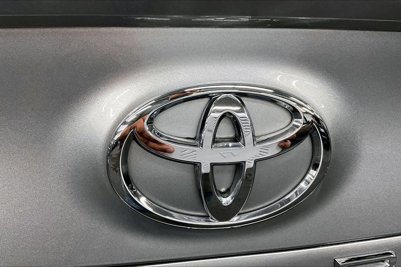 Used 2018 Toyota Camry SE FWD image 30