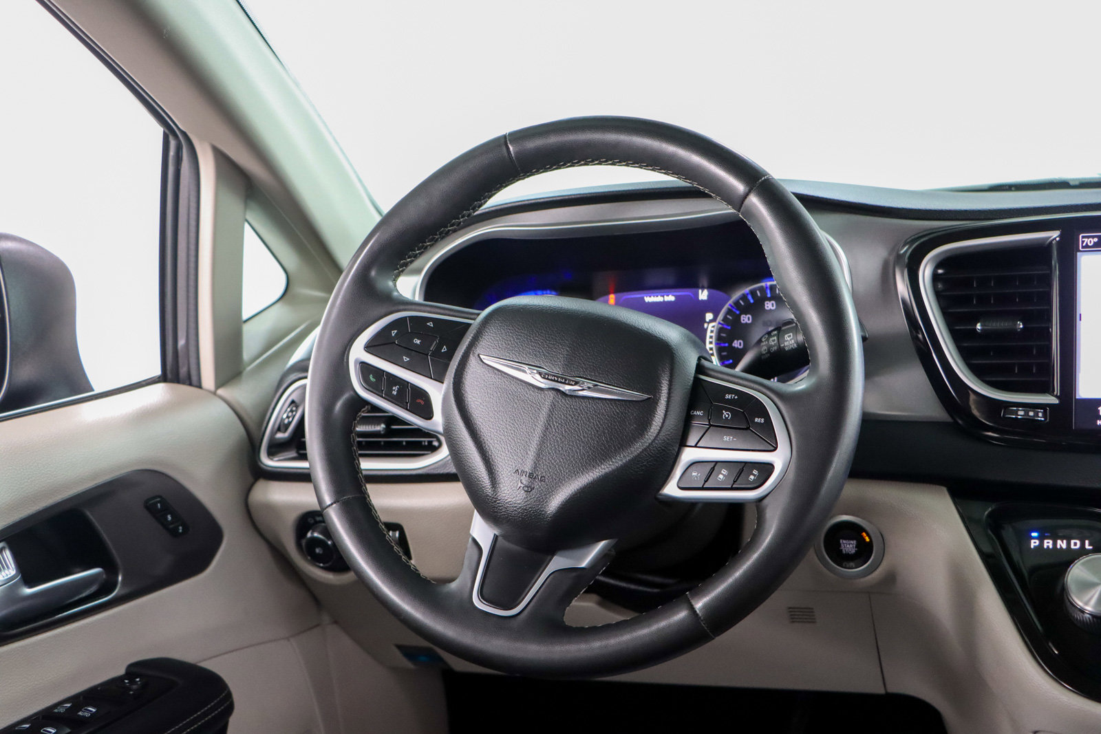 Used 2023 Chrysler Pacifica Touring-L image 12