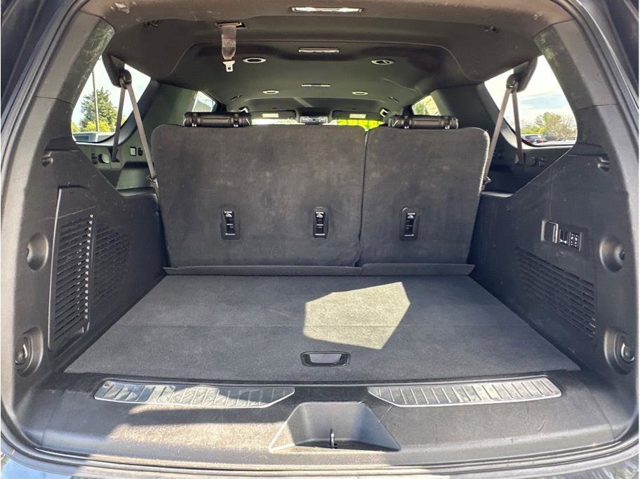 Used 2023 Chevrolet Suburban Premier image 8