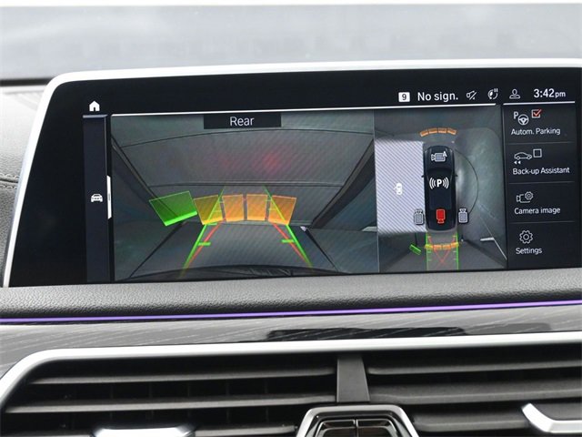 Used 2022 BMW 740i xDrive w/ M Sport Package image 7