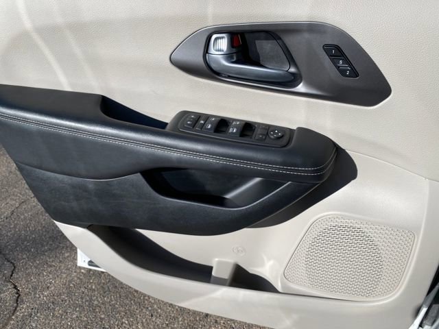 Used 2024 Chrysler Pacifica Touring-L image 14