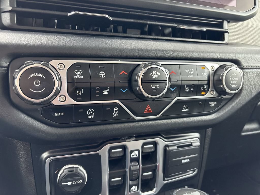 Used 2024 Jeep Wrangler Unlimited Sahara AWD/4WD image 17