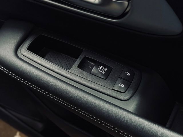 Used 2025 Chrysler Pacifica Limited image 16