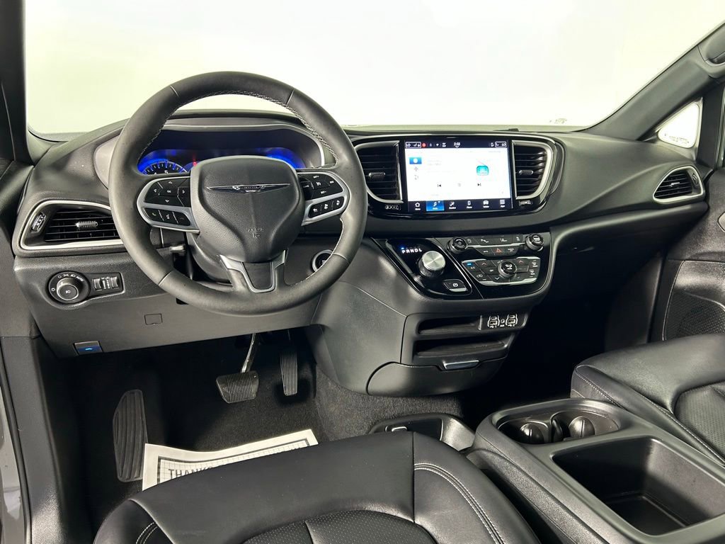Used 2025 Chrysler Pacifica Select FWD image 18