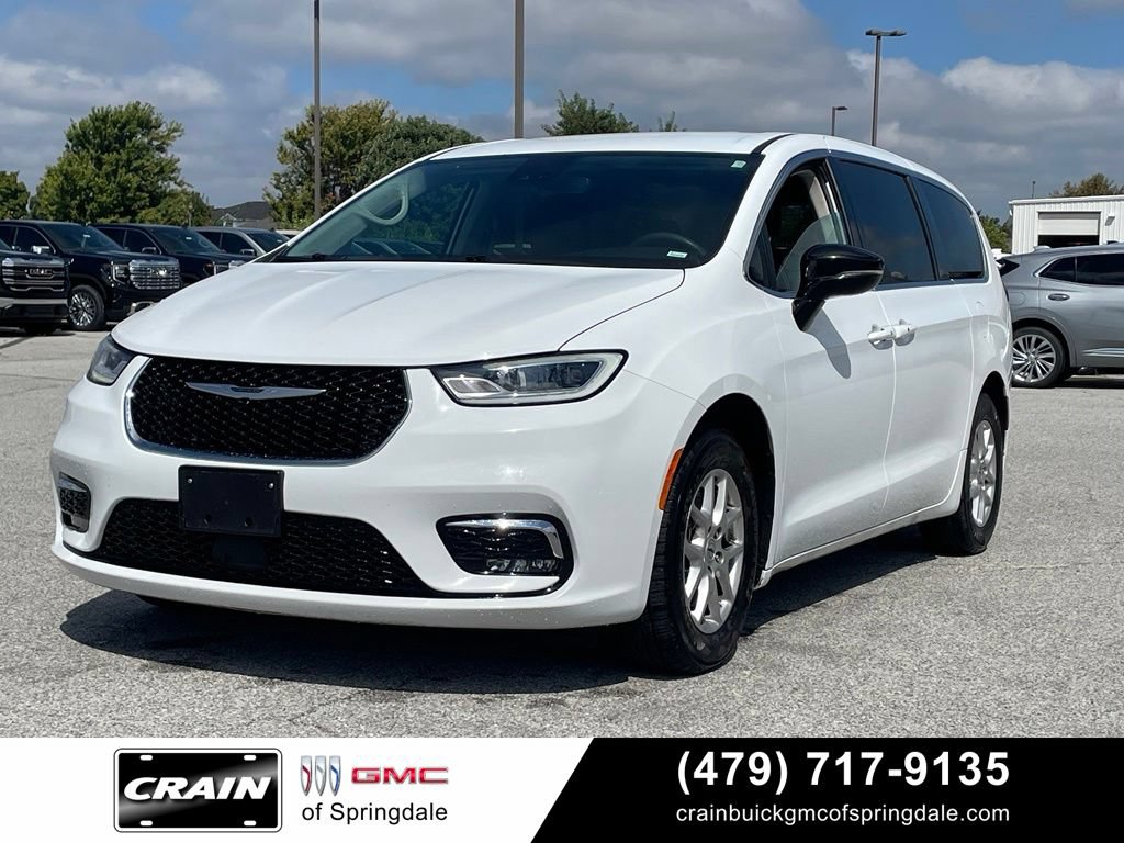 Used 2024 Chrysler Pacifica Touring-L FWD image 3