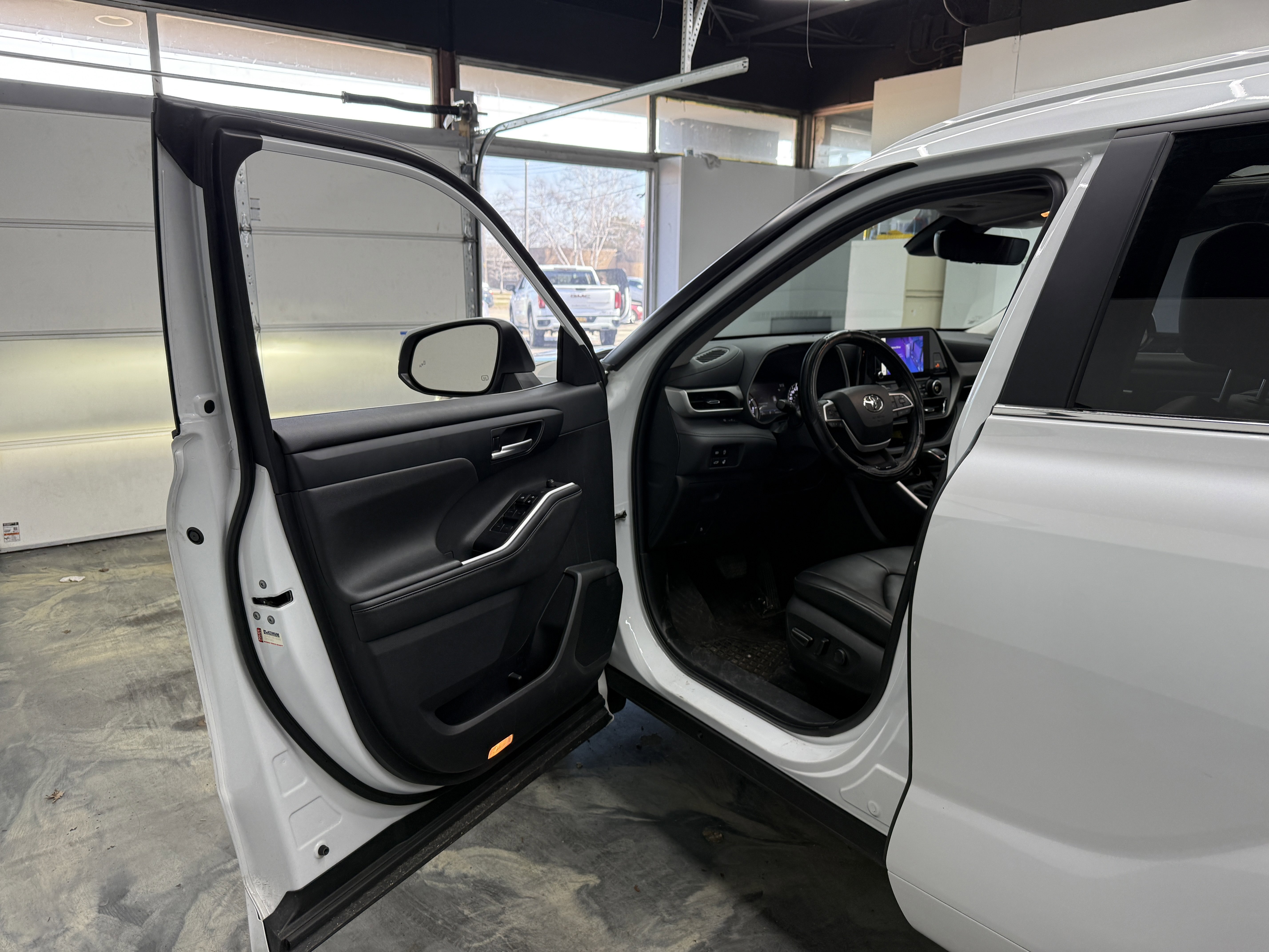 Used 2024 Toyota Highlander XLE image 8