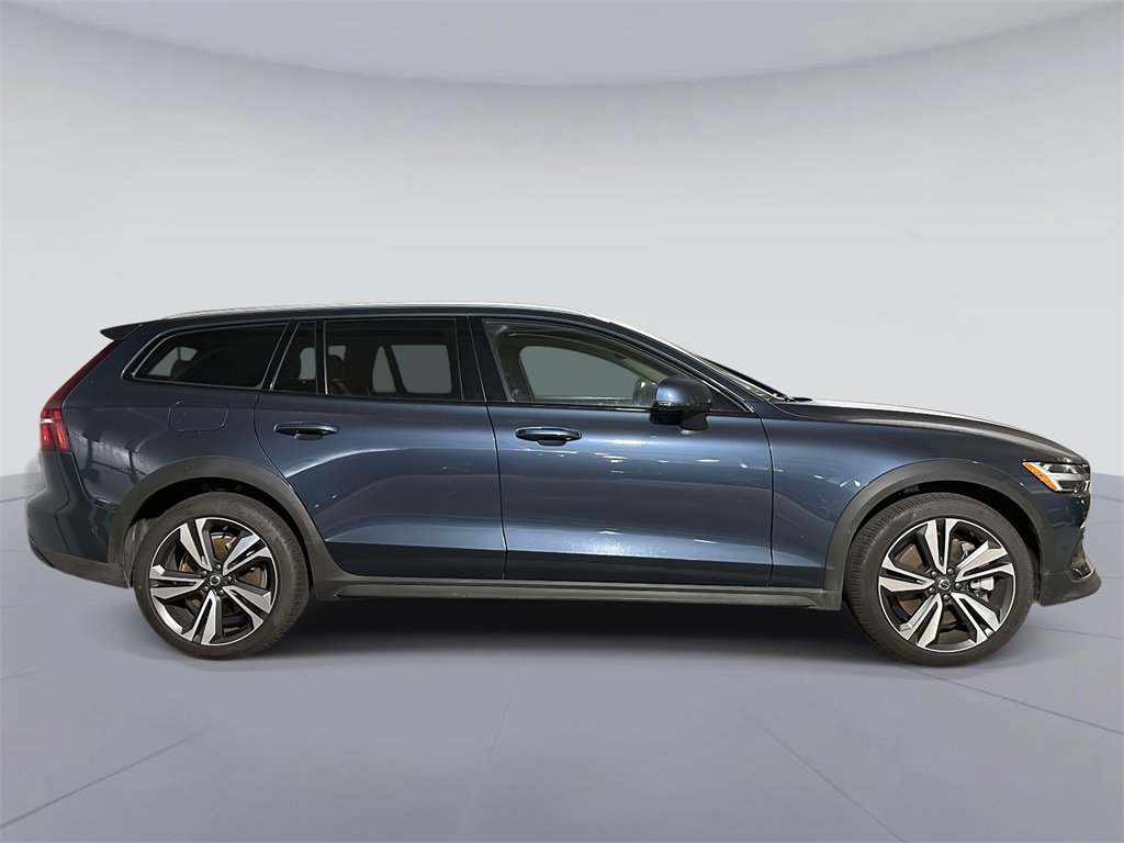 Used 2025 Volvo V60 B5 Cross Country Plus image 2
