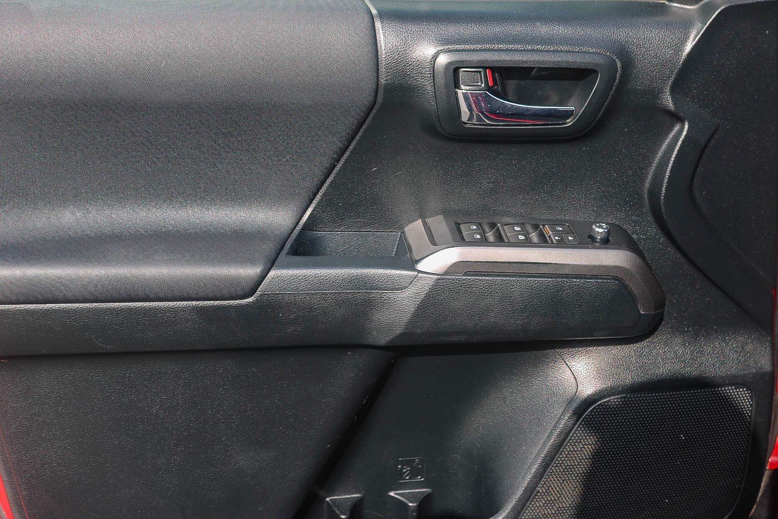 Used 2016 Toyota Tacoma TRD Sport w/ Towing Package image 21