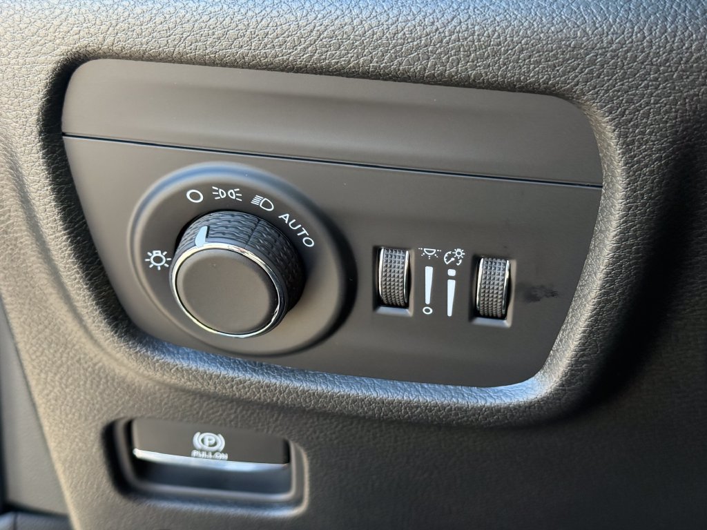 New 2027 Jeep Grand Cherokee Altitude RWD image 19
