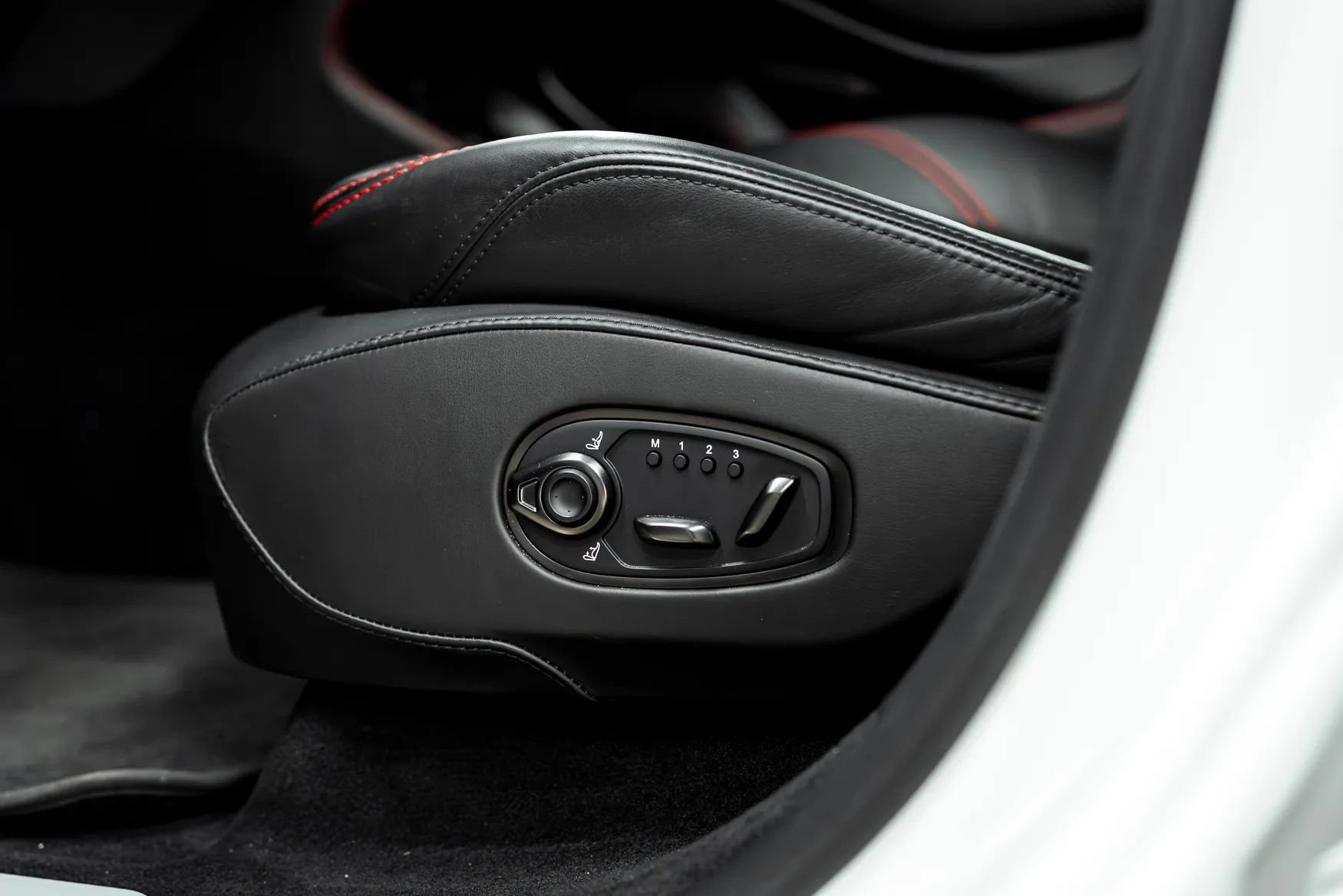 Used 2021 Aston Martin DBX AWD/4WD image 19