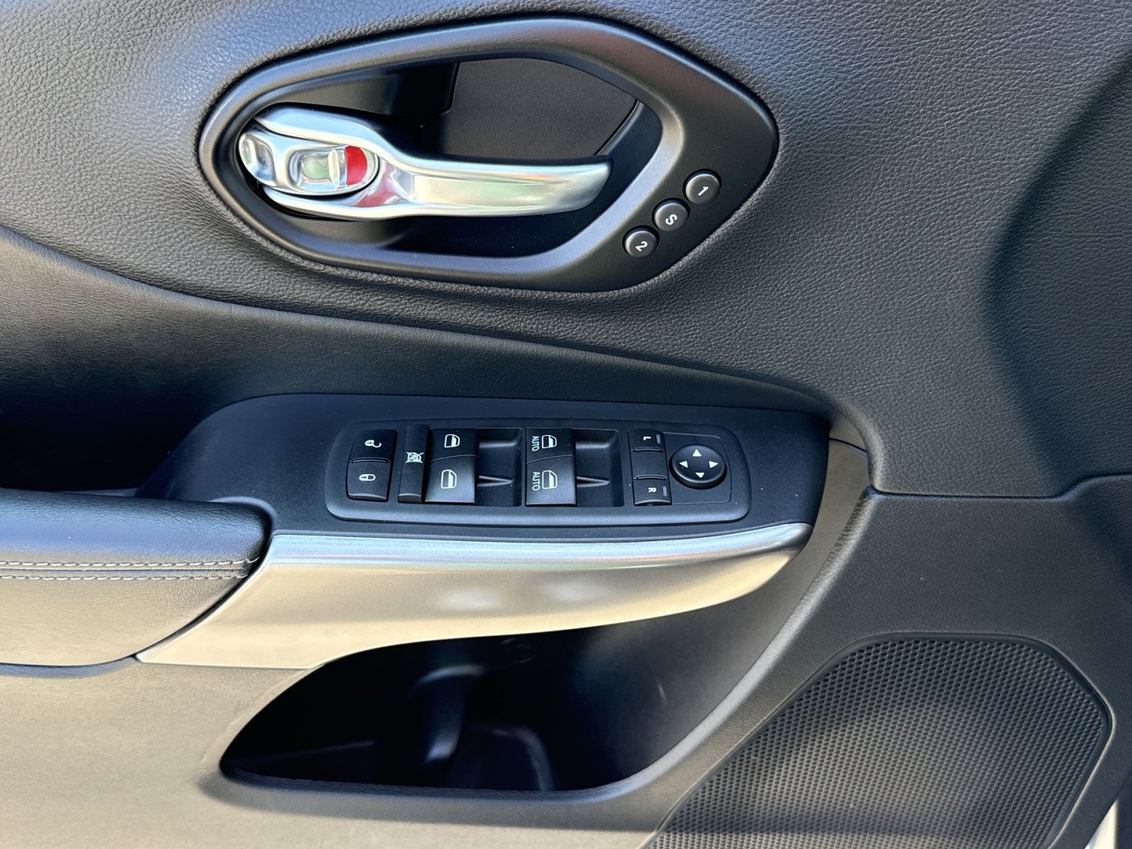 Used 2021 Jeep Cherokee Limited AWD/4WD image 15