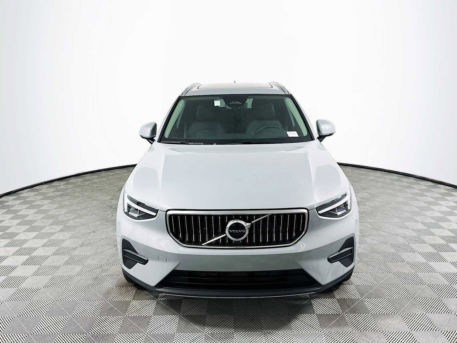 Used 2025 Volvo XC40 B5 Core w/ Climate Package image 2