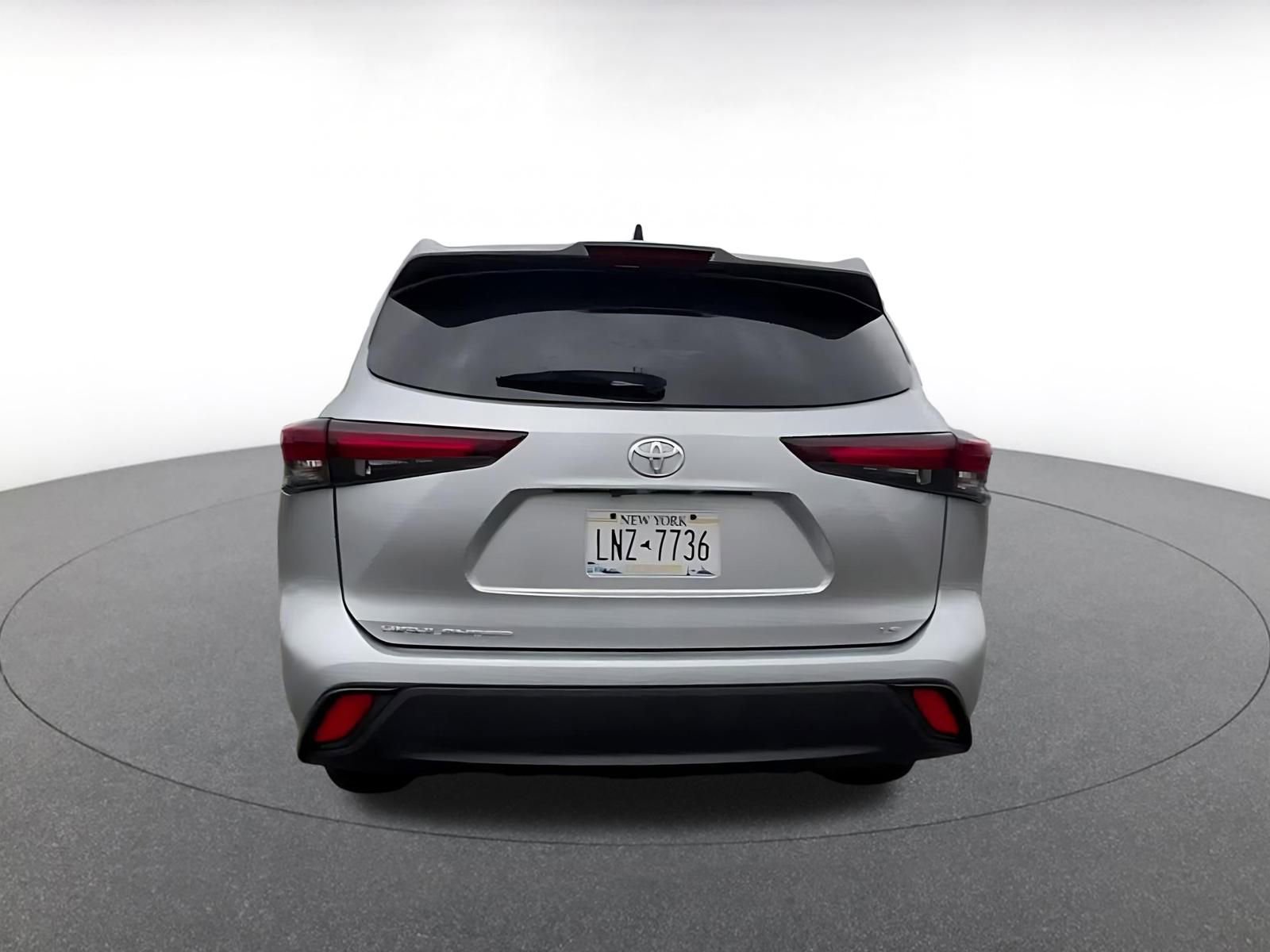 Used 2025 Toyota Highlander LE image 12